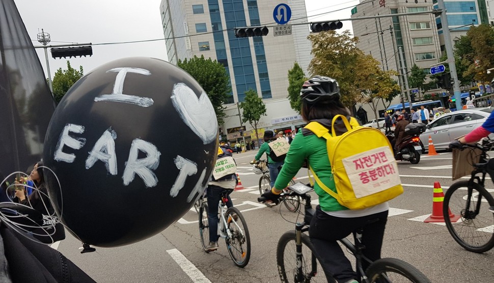 ‘글로벌 기후 파업’의 일환으로 21일 오후 열린 ‘9·21 기후위기 비상행동’에 참가한 시민들이 혜화역에서 종각역으로 자전거를 타고 행진하고 있다.